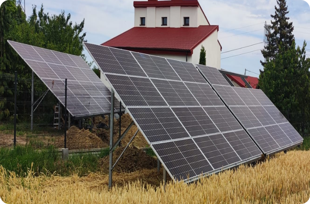 Panele na gruncie na polu