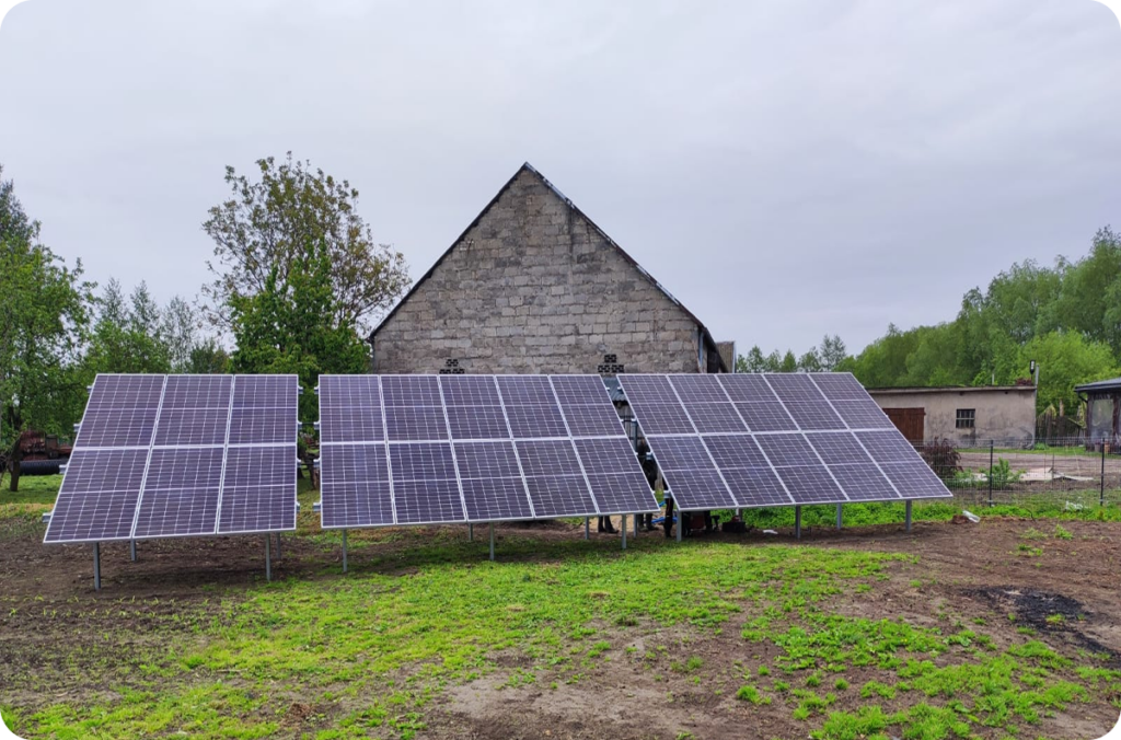 Panele na gruncie na polu przy domie